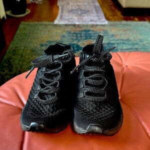 NOBULL Women’s All Day Knit in Triple Black Size 7 only worn twice